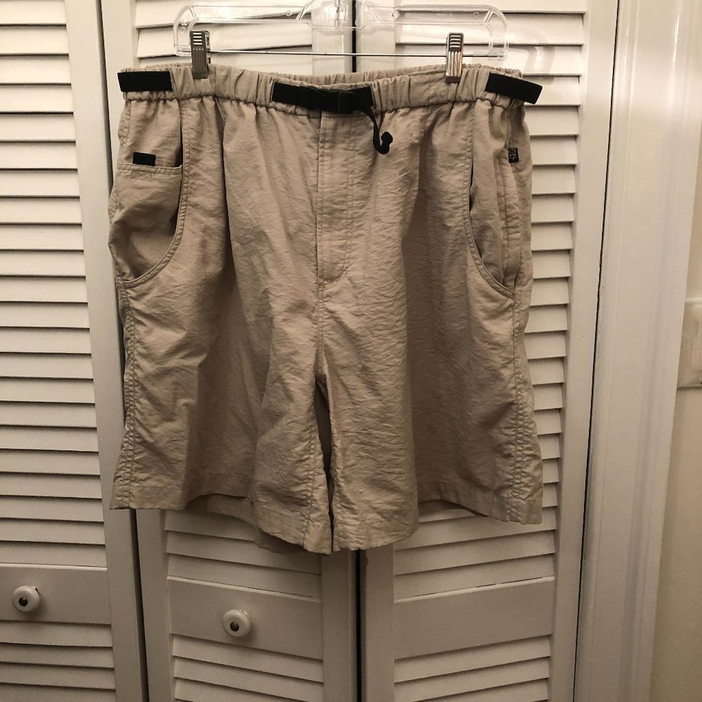 Columbia men tan shorts, with assorted black belt, XL